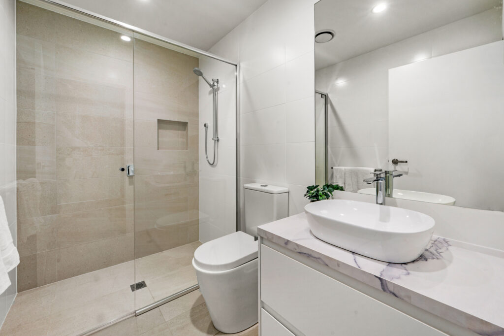 bathroom with mirror, basin toilet and shower bath